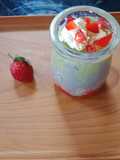 Pudding Matcha Chia Seeds dengan Stroberi