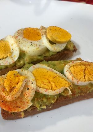 Una foto de Tostadas integrales con aguacate y huevo