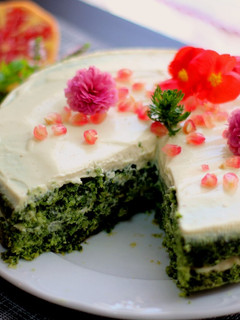 Una foto de Pastel de espinacas relleno de queso con granada