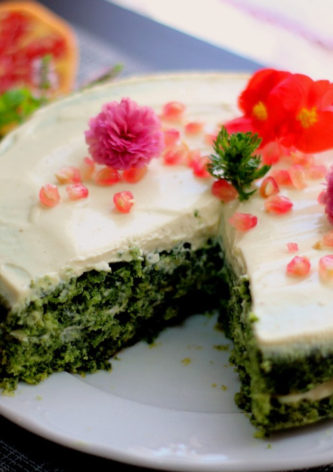 Una foto de Pastel de espinacas relleno de queso con granada