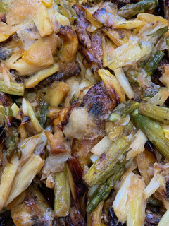 Una foto de Pollo al horno con calçots y espárragos