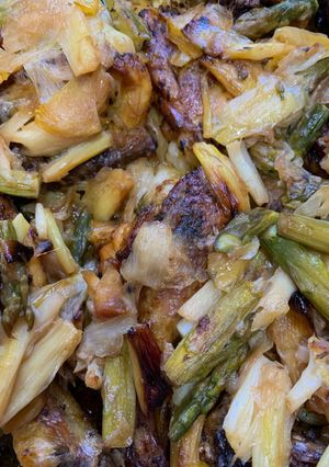 Una foto de Pollo al horno con calçots y espárragos