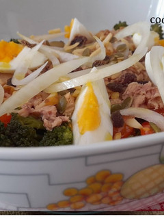 Una foto de Ensalada mixta con brócoli