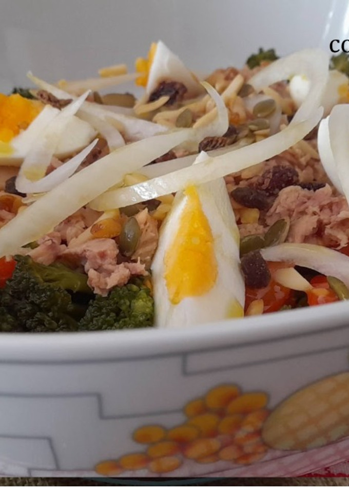 Una foto de Ensalada mixta con brócoli