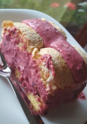 Kardinális szelet erdei gyümölcsökkel recept fotója
