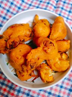 बेसन औऱ बैंगन के पकौड़े (besan aur baingan ke pakode recipe in Hindi) रेसिपी मुख्य फोटो