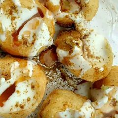 A picture of Dahi golgappa.