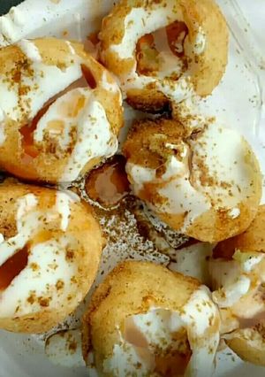 A picture of Dahi golgappa.