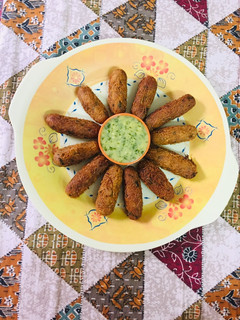 કાચા કેળા અને સેવ ના રોલ (Raw Banana Sev Roll Recipe In Gujarati) રેસીપી મુખ્ય ફોટો