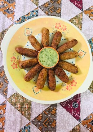 કાચા કેળા અને સેવ ના રોલ (Raw Banana Sev Roll Recipe In Gujarati) રેસીપી મુખ્ય ફોટો