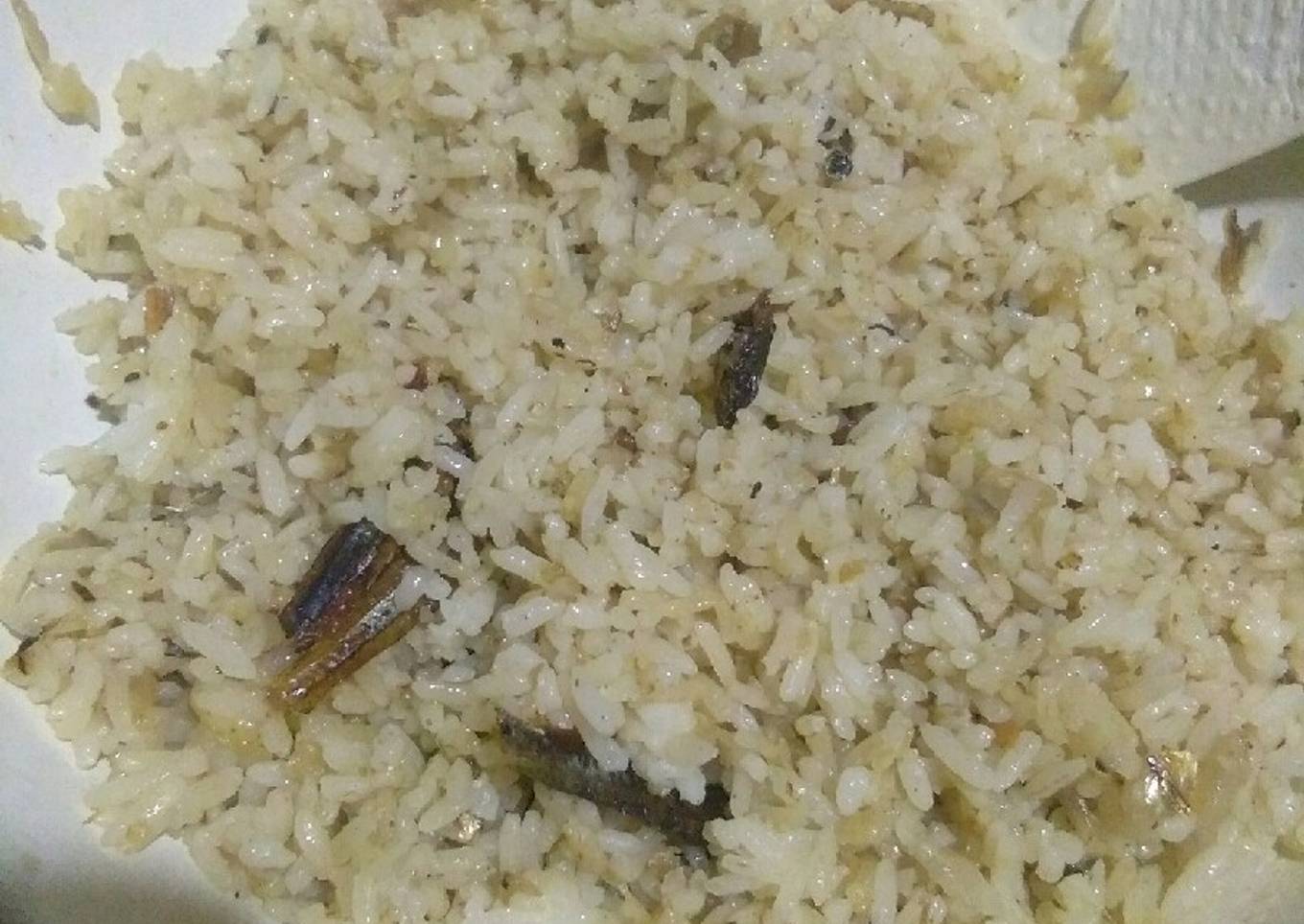 Nasi goreng asin dengan ikan teri