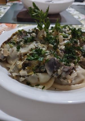 Una foto de Salsa de crema de puerros y champiñones