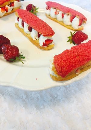 Une photo de Éclairs craquelin fourrage chantilly mascarpone vanille et fraises fraîches