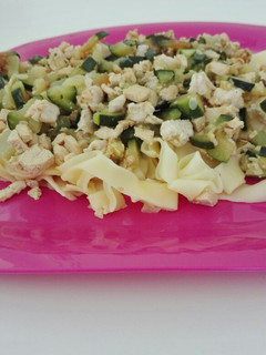 Una foto de Pasta fresca con pollo, tofu y calabacín