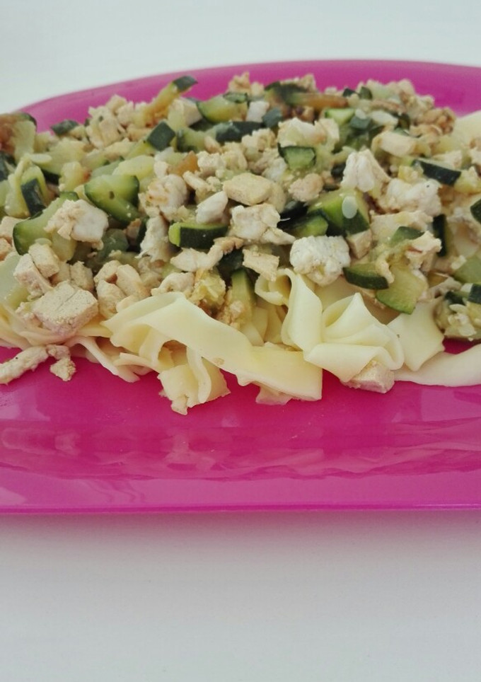 Una foto de Pasta fresca con pollo, tofu y calabacín