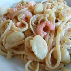 Una foto de Pasta con crema de camarones y vieiras