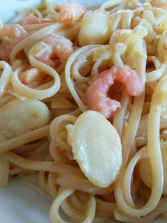 Una foto de Pasta con crema de camarones y vieiras