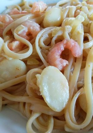 Una foto de Pasta con crema de camarones y vieiras