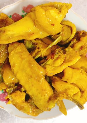 Hình của món Gà rang sả nghệ.