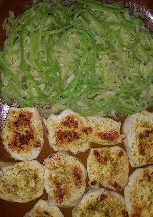 Una foto de Spaguetis de calabacín con pollo al limón🍗🍋