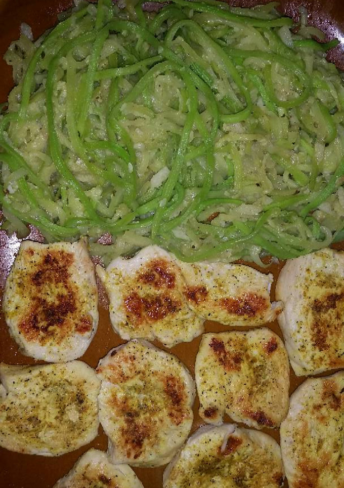 Una foto de Spaguetis de calabacín con pollo al limón🍗🍋