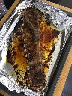 Una foto de Costillar de cerdo 🐖 al horno con patatas 🥔 aliñadas