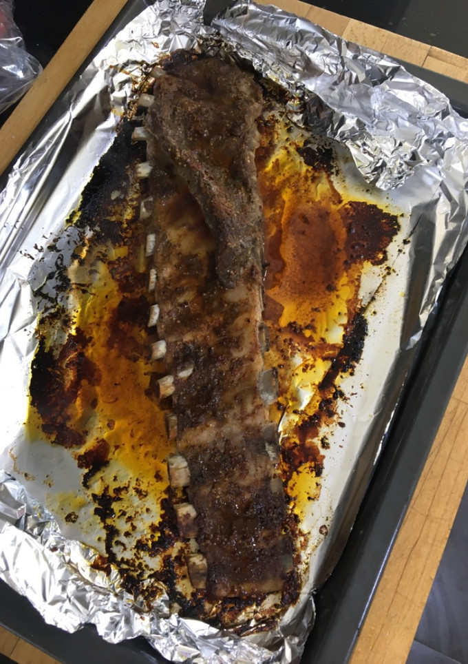 Una foto de Costillar de cerdo 🐖 al horno con patatas 🥔 aliñadas