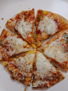 પીઝા (Pizza Recipe In Gujarati) રેસીપી મુખ્ય ફોટો