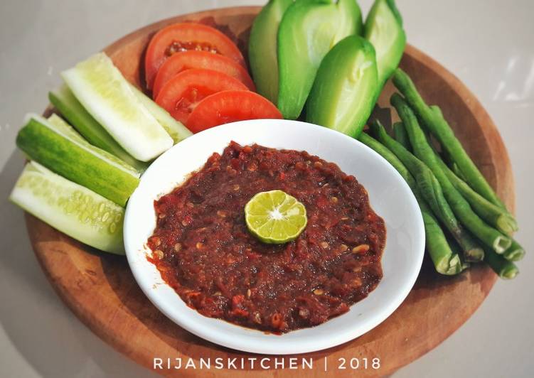 Bagaimana Menyiapkan Sambel Dadak Jeletot, Enak Banget