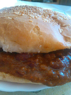 Una foto de Hamburguesas de chili con carne y huevo