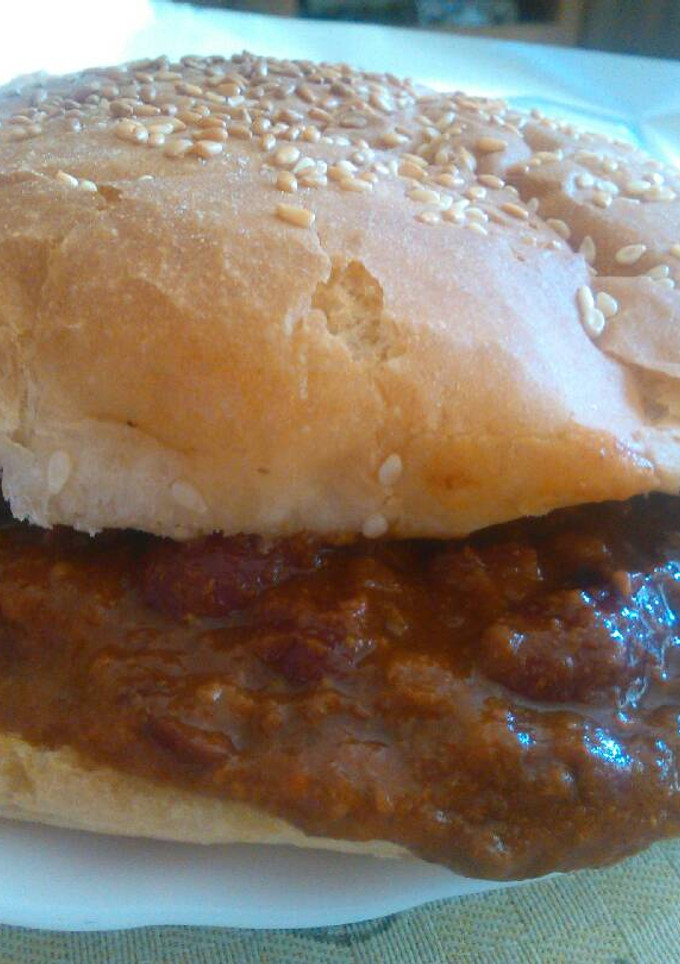 Una foto de Hamburguesas de chili con carne y huevo