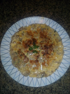 Una foto de Tortilla de champiñones con cebolla y perejil