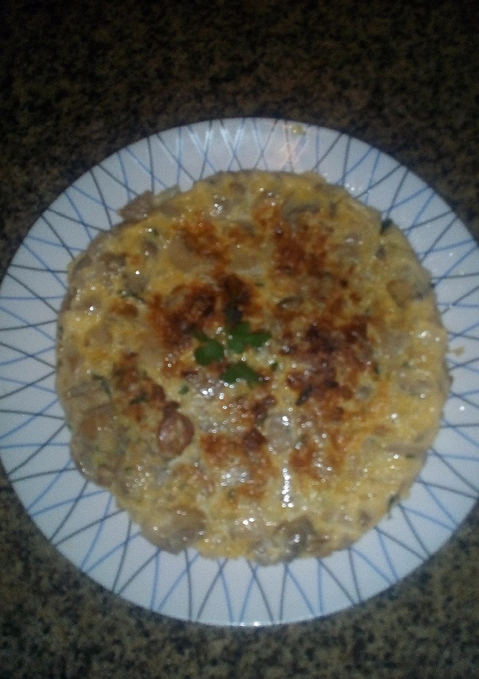 Una foto de Tortilla de champiñones con cebolla y perejil