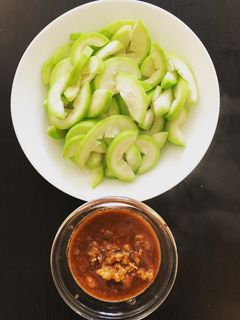 Hình của món Bầu chần chấm mắm ruốc.