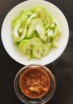 Hình của món Bầu chần chấm mắm ruốc.