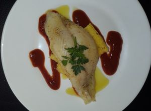 Una foto de Tilapia a la plancha con polenta deliciosa