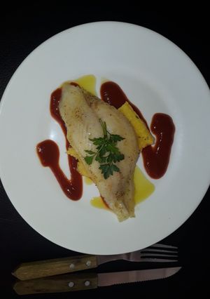 Una foto de Tilapia a la plancha con polenta deliciosa