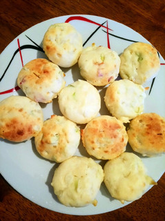 Una foto de Muffins de puerro y cebolla