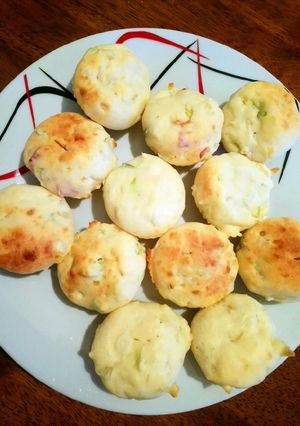 Una foto de Muffins de puerro y cebolla