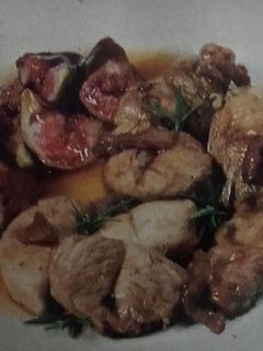 Una foto de Pavo salteado con higos