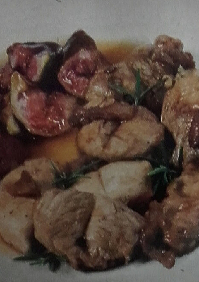 Una foto de Pavo salteado con higos