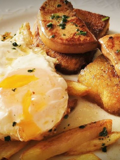 Una foto de Huevos rotos con Foie y patatas fritas