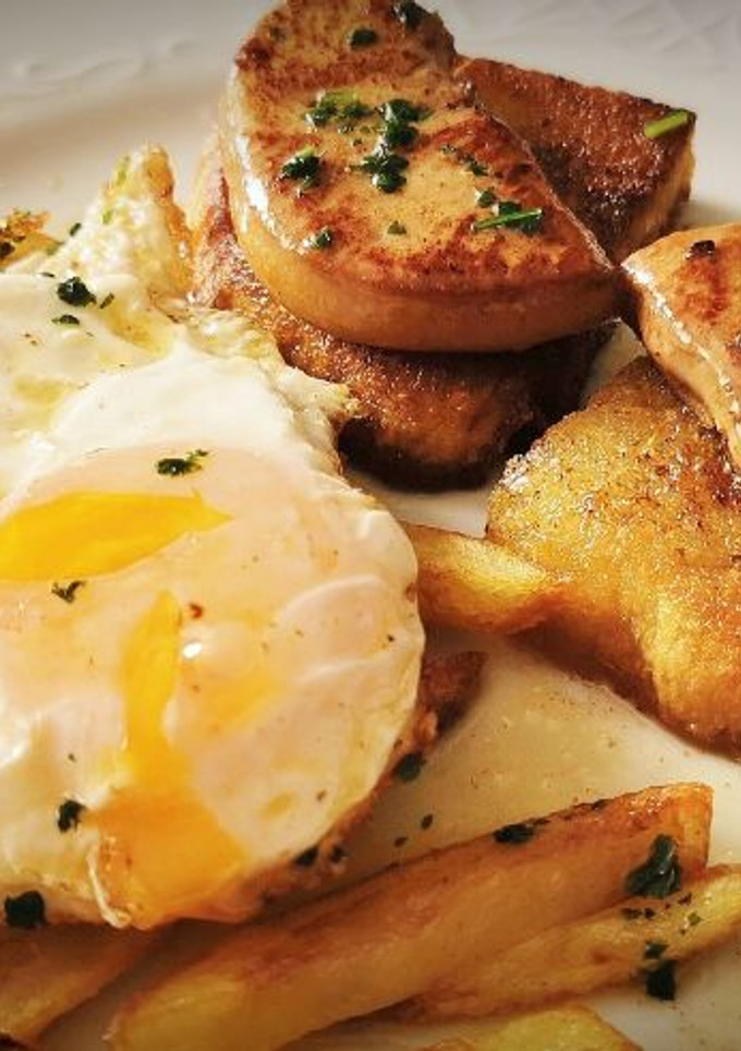 Una foto de Huevos rotos con Foie y patatas fritas