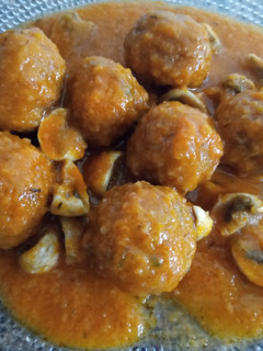Una foto de Albóndigas con champiñones