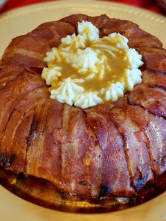 Una foto de Pastel de carne con bacon y huevo