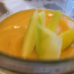 Una foto de Sopa fría de zanahoria con Mango