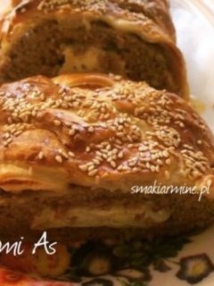 Zdjęcie przepisu „Warkocz” z ciasta francuskiego z mięsem mielonym i camembertem.