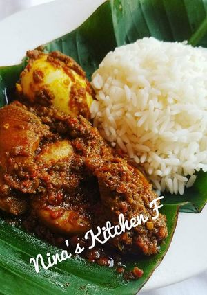 A picture of Rice with pepper sauce.