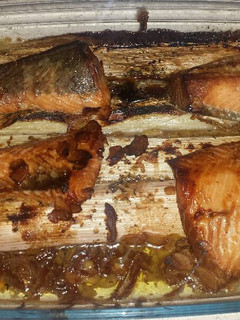 Una foto de Salmón marinado al horno con guarnición de puerros
