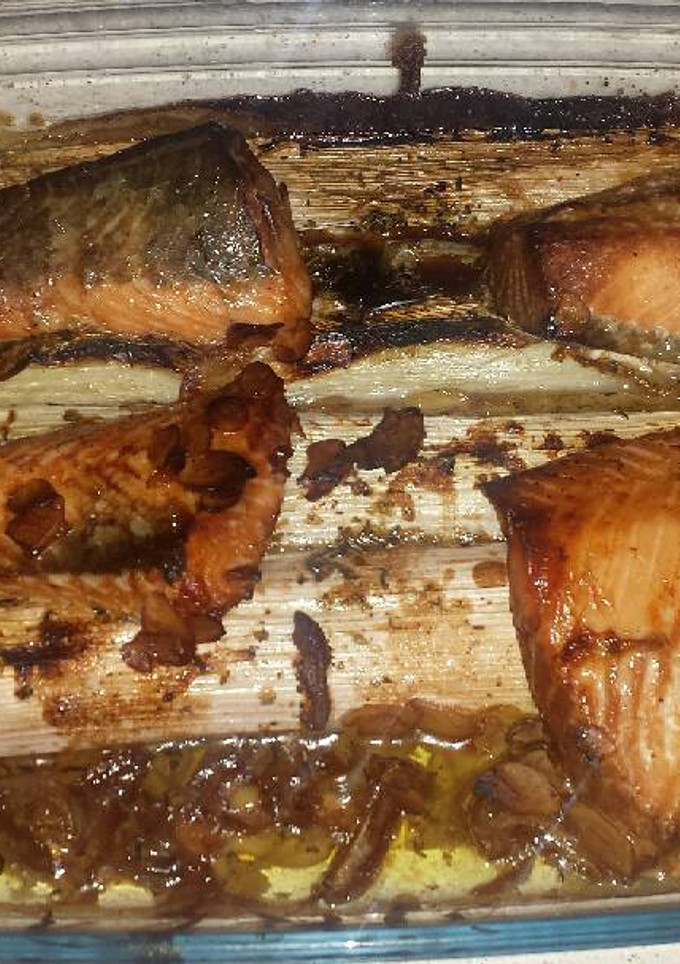 Una foto de Salmón marinado al horno con guarnición de puerros